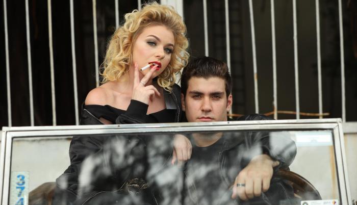 Para nuestra producción, la modelo Cristina Harzer y el presentador de televisión Stefano Navas, dieron vida a Sandy Olsson y Danny Zuco.