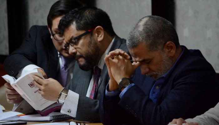 Diligencia. Fernando Alvarado llegó a la Corte cerca de la medianoche del miércoles para escuchar los cargos formulados por la fiscal subrogante.
