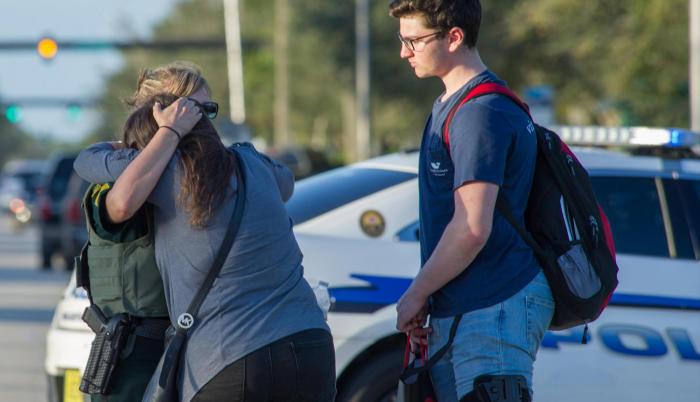 El hombre armado fue identificado como Nikolas Cruz, quien había asistido a la escuela y fue expulsado por motivos disciplinarios no detallados.