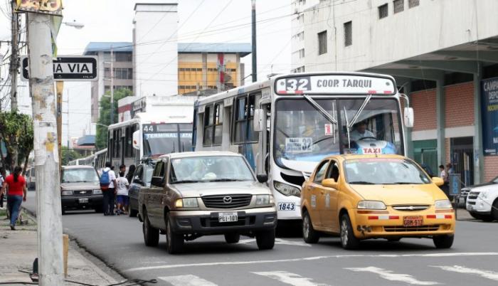 Evidencia. Los conductores de buses insisten en las infracciones, como coger pasajeros en cualquier sitio o circular con las puertas abiertas.