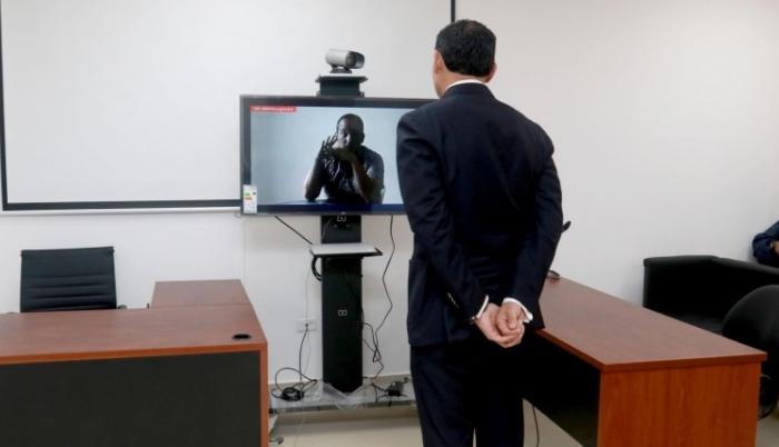 Preso. Álex Bravo con su abogado Diego Velasco, en imagen de archivo.