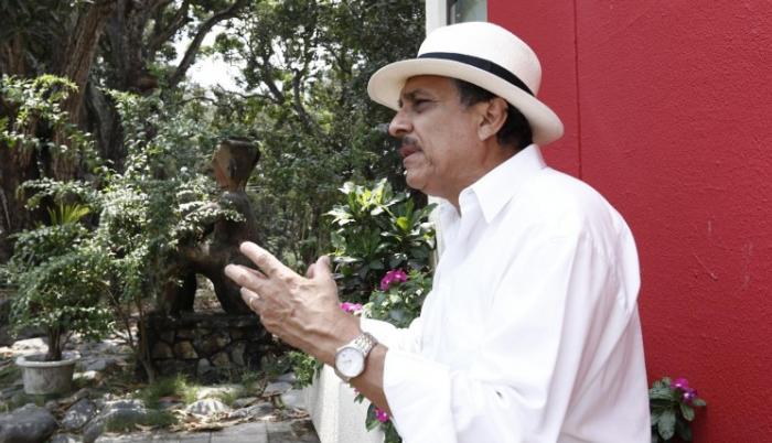 Es el presidente electo de la Casa de la Cultura del Guayas. Guayaquileño (1954), es pintor, ilustrador y escritor, además de arquitecto y constructor. Ha sido director provincial de Cultura.