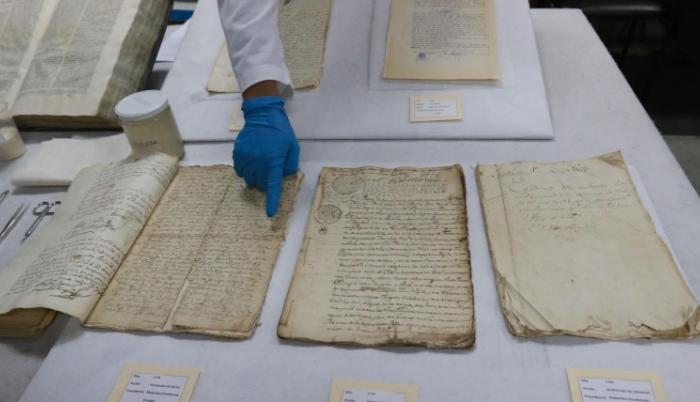 La restauración. En un área exclusiva se hizo la restauración de documentos deteriorados. Se considera que se recuperó “la memoria jurídica del Ecuador”.