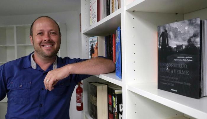 Jay Asher es el autor del libro que dio vida a la famosa serie de Netflix.
