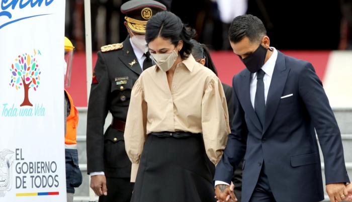 María Alejandra Muñoz y su esposo llegan a la ceremonia de investidura vicepresidencial.