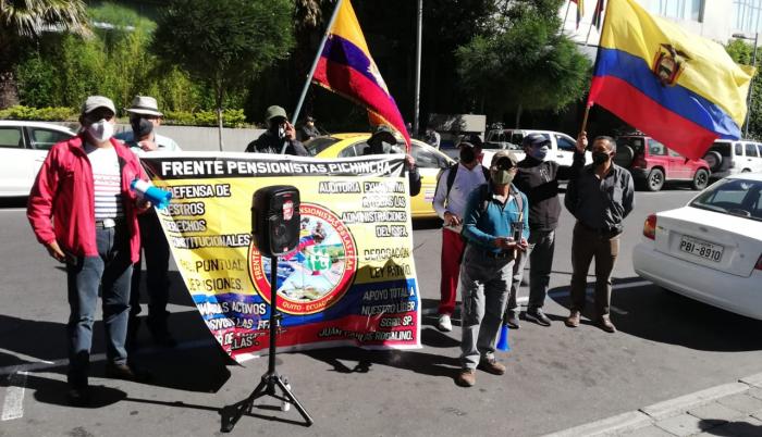 Un grupo de pensionistas protesta en los exteriores de la Fiscalía General, en Quito.