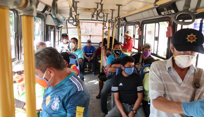 Escenario. Los usuarios están obligados a usar mascarillas en los buses.