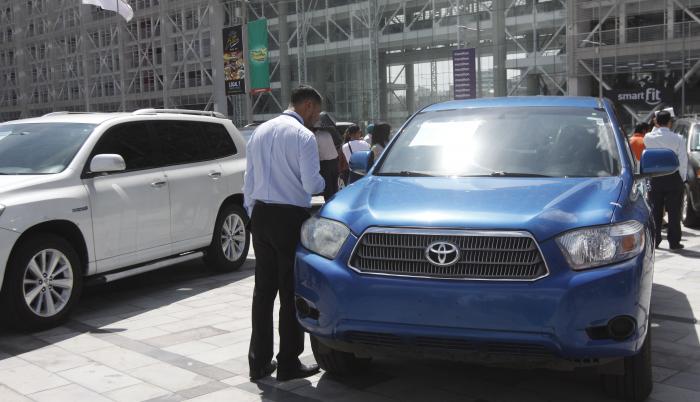 Los Autos Lujosos Se Pasean Por El Estado