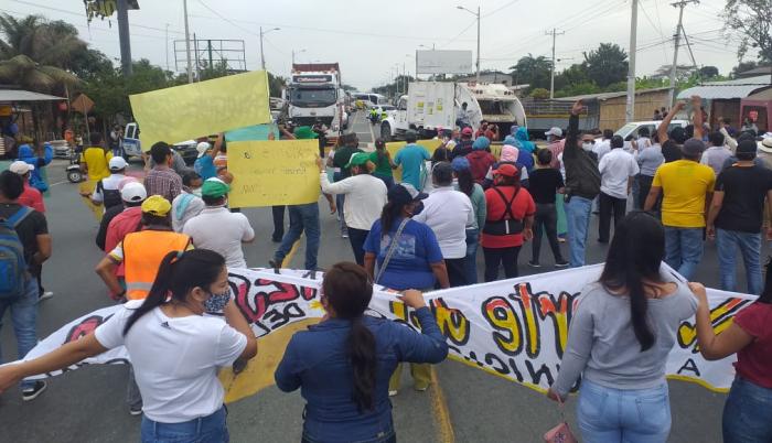 Trabajadores y alcaldes de la regional 5 de la AME participan en protestas en la vía Nobol-Guayaquil.
