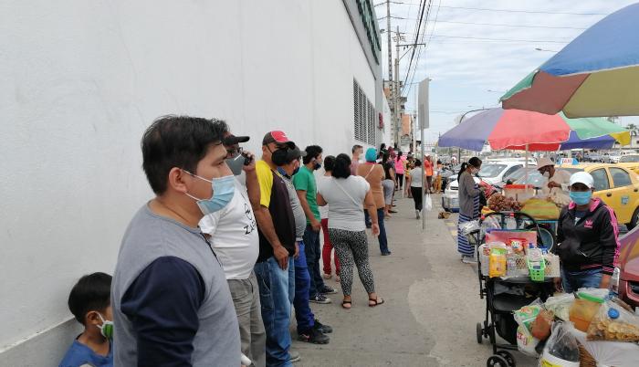 fila en tiempo de coronavirus