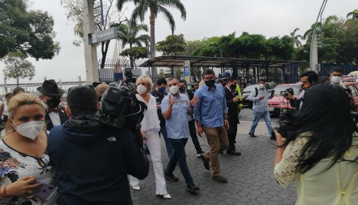 La alcaldesa de Guayaquil, Cynthia Viteri, recorre las calles con el gerente de la ATM, Vicente Taiano..