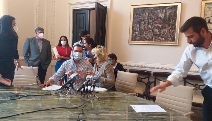Cynthia Viteri y Josué Sánchez durante una reunión con representantes de las cámaras de producción.