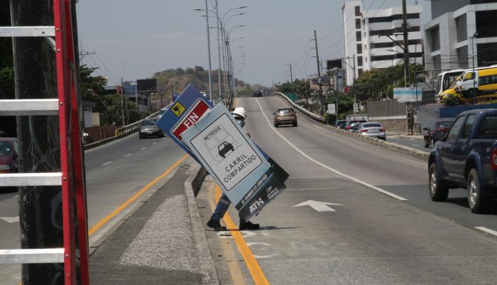 La Autoridad de Tránsito Municipal (ATM) colocó letreros en la avenida Carlos Julio Arosemena.