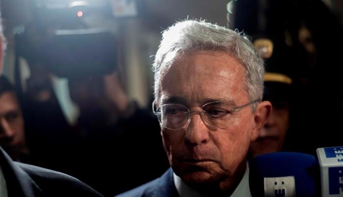 alvaro-uribe-renuncia-colombia-senador-paramilitares