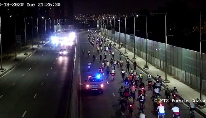 Cerca de un millar de ciclistas rodaron hasta la entrada de la isla Mocolí.