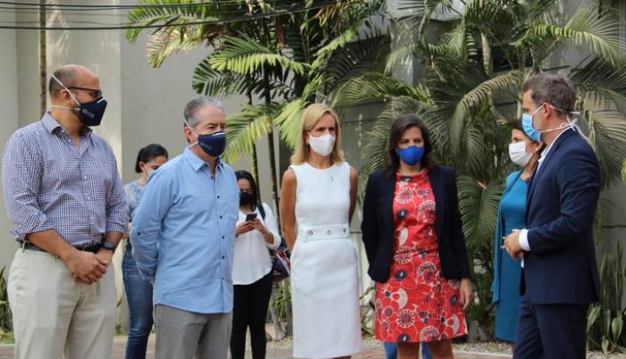 Reunión de los ministros con autoridades del colegio Alemán Humboldt de Guayaquil.