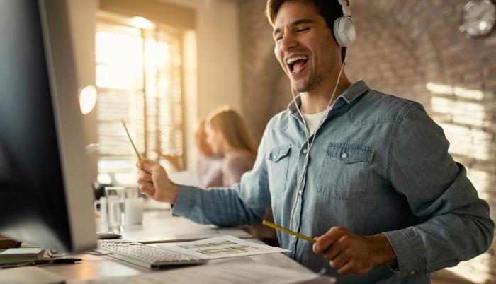 Hombre feliz mientras escucha música