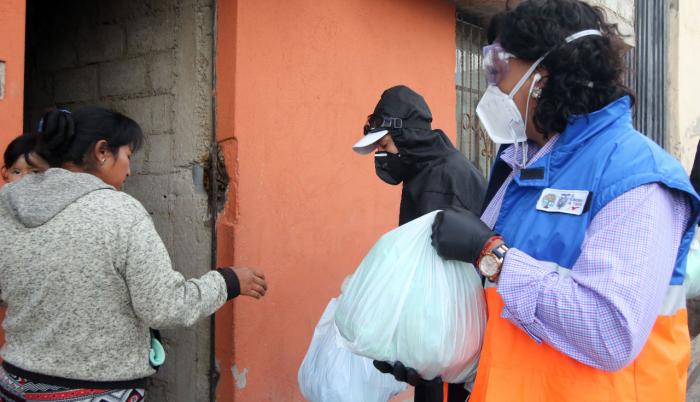 Alexandra Ocles entregando los kits de ayuda humanitaria