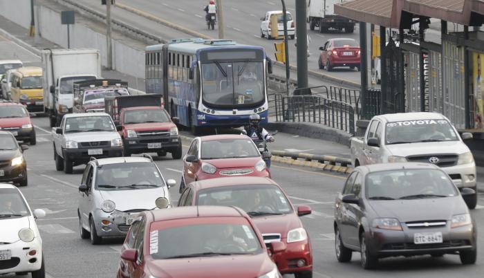 Los conductores de vehículos critican la medida de hacer exclusivo el carril.