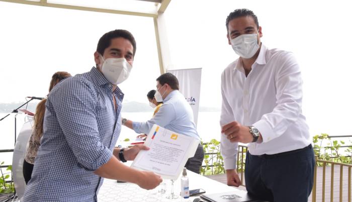 Autoridades de Samborondón entregaron cartas de autorización a empresarios dueños de gimnasios.