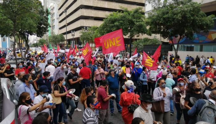 Maestros salieron a protestar por sueldos impagos.