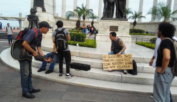 Un grupo de activistas, en el malecón, pidiendo usar el espacio público.