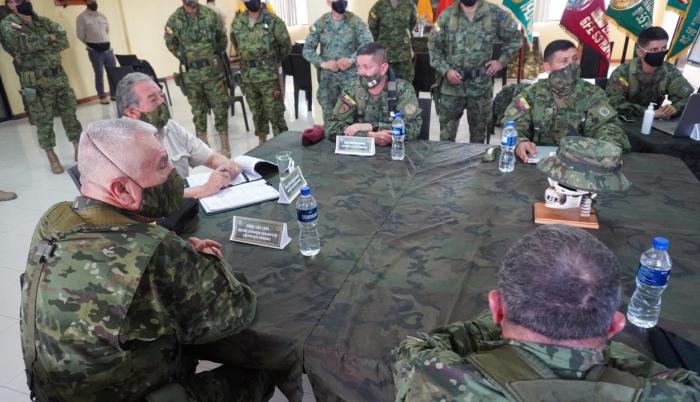 El ministro de Defensa, Oswaldo Jarrín, en Sucumbíos