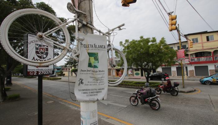 Bicicleta blanca ubicada en homenaje a Juan José Vallejo, fallecido en 2015. Su caso sigue abierto sin sentencia.