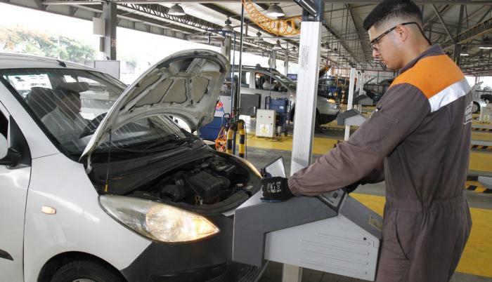 Un trabajador realiza la revisión vehicular en las instalaciones de la entidad.