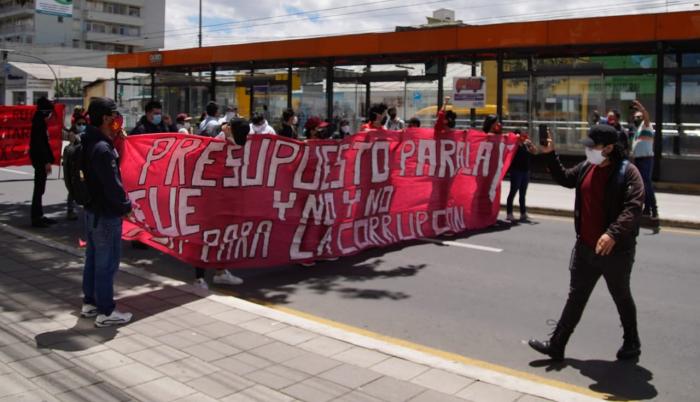 Sectores sindicales y universitarios salieron a las calles de Quito.