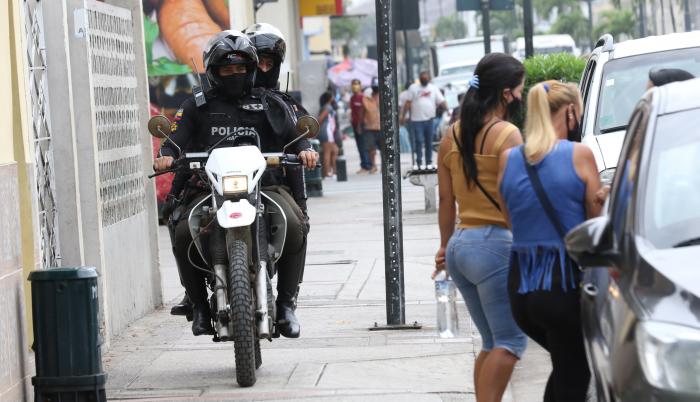 Trabajadoras sexuales se instalan a lo largo de la calle 17 a diario, pese a los controles.