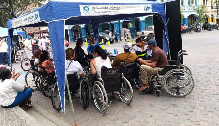Miembros de Asopléjica llegaron al lugar para hacer visibles a las personas de movilidad reducida.