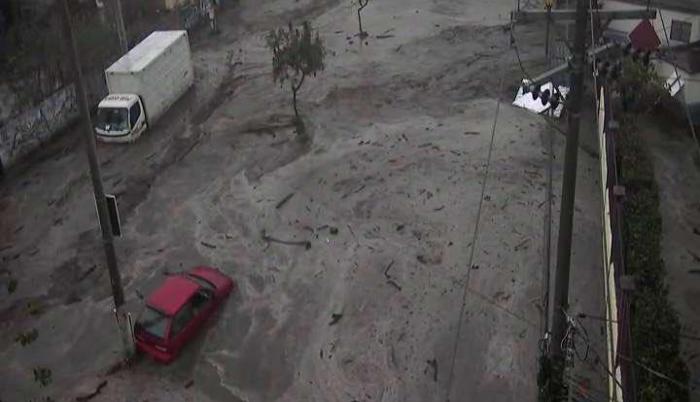 Desbordamiento de una quebrada en Pomasqui, noroccidente de Quito.