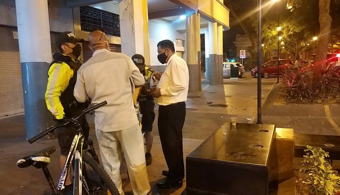 Policías intentan controlar a libadores de la vía pública, cerco del Parque Centenario.