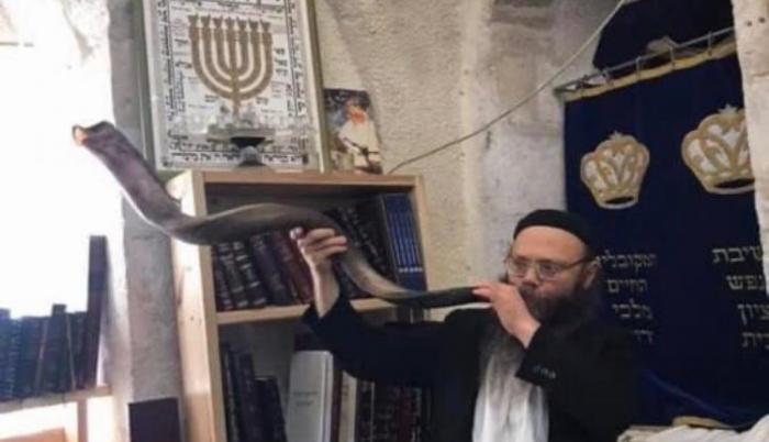El Rabino Yaacov Sheperd tocando el Shofar en la Yeshivá Disporá de Israel.