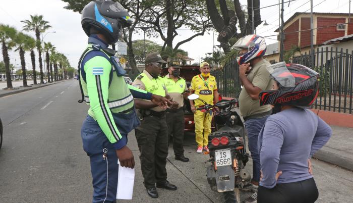 Controles. La ATM y la Policía abordan a una pareja que viaja en moto.