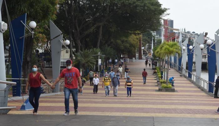 Como en todo espacio público, los usuarios del malecón deben usar mascarilla.