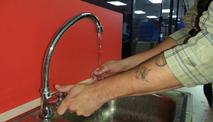 La potabilización del agua se realiza en espacios cerrados, confirma la entidad.