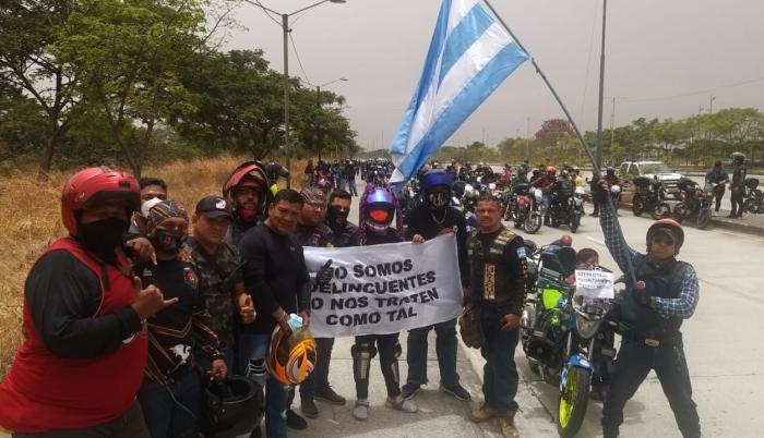 Motociclistas reunidos frente al Parque Samanes.