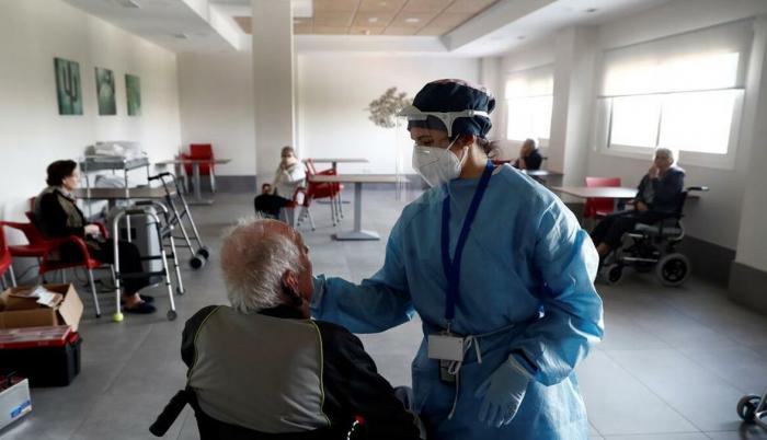 sanitaria-atiende-anciano-residencia-geriatrica_1352874794_15348643_1200x675