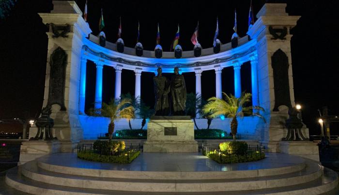 La estatua de Bolívar y San Martín también está iluminada.