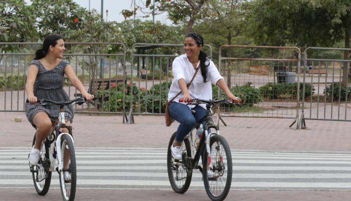 Emilene Aguayo junto a su hija adolescente, en una de las jornadas de esparcimiento en el parque Samanes.