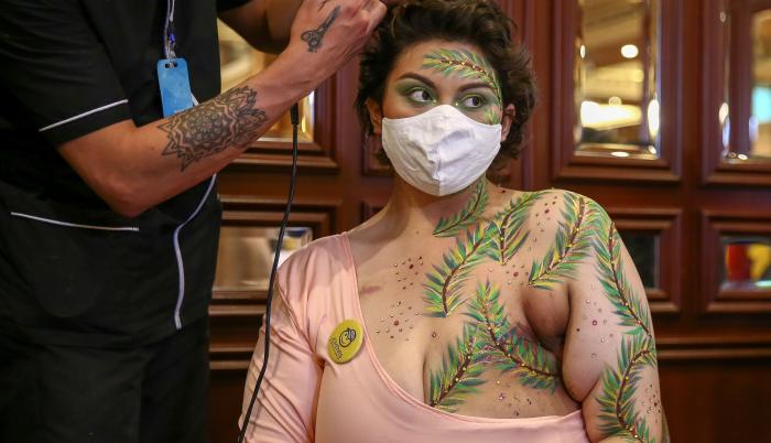 Una mujer fue registrada al posa con las cicatrices de sus mastectomías pintadas con coloridos motivos florales , durante el lanzamiento de la campaña