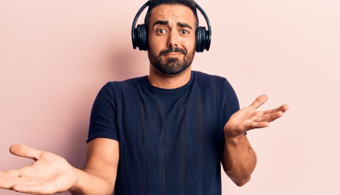 Hombre escuchando música
