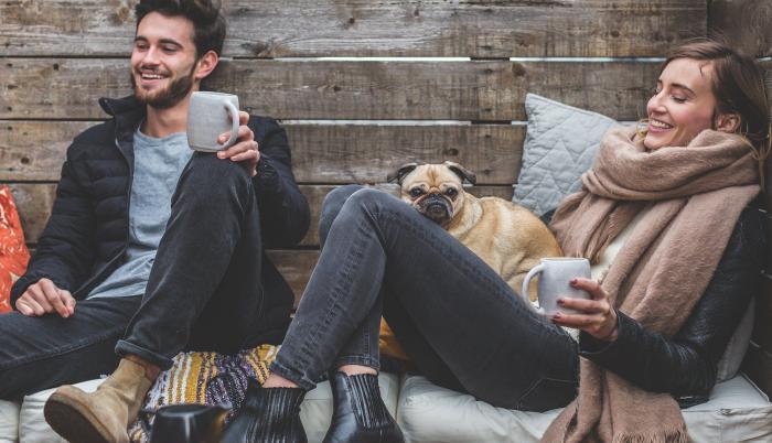 Pareja conversa y se muestra feliz