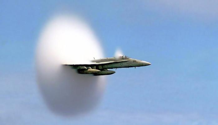 F18 A rompiendo la velocidad del sonido