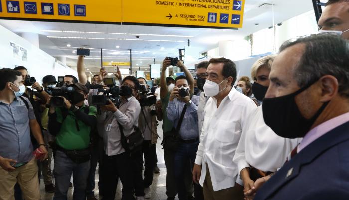 Jaime Nebot y Cynthia Viteri en el aeropuerto (32619896)