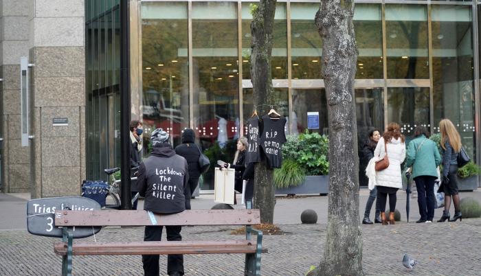 Un hombre protesta ante el Parlamento de La Haya por las medidas aplicadas para frenar los contagios.