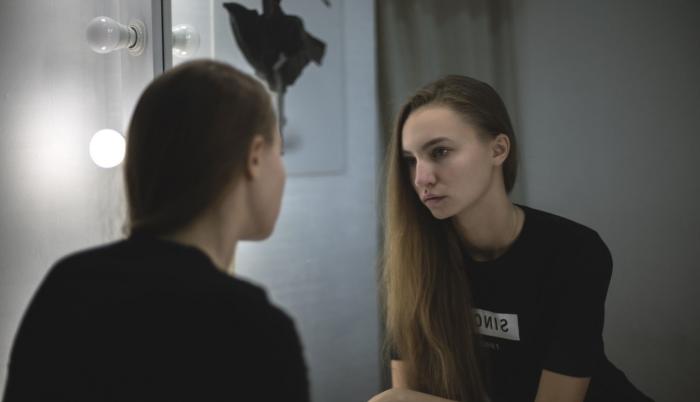 Mujer frente al espejo