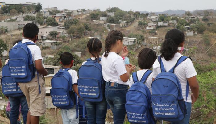 Niños estudiantes